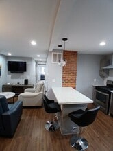 17 Thomas St, Unit 1 in Bloomfield, NJ - Foto de edificio - Building Photo