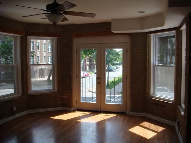 7600-7610 S Kingston Ave in Chicago, IL - Building Photo - Interior Photo