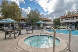 Hacienda at Camarillo Oaks in Camarillo, CA - Foto de edificio - Building Photo