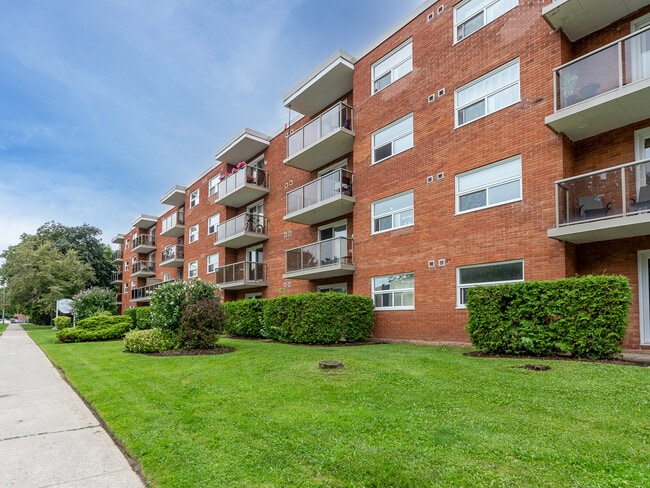 L'Alpin Apartments in Collingwood, ON - Building Photo - Building Photo