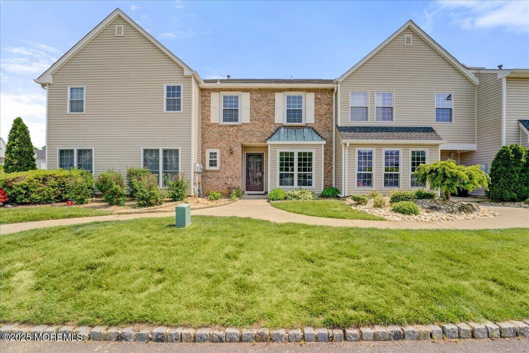 195 Nantucket Pl in Morganville, NJ - Building Photo
