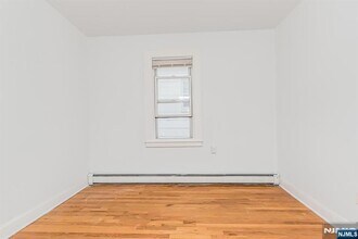 57 Clinton Pl in East Rutherford, NJ - Foto de edificio - Building Photo