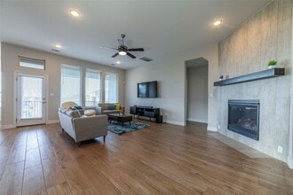 5516 Limestone Spring Cove in Austin, TX - Foto de edificio - Building Photo