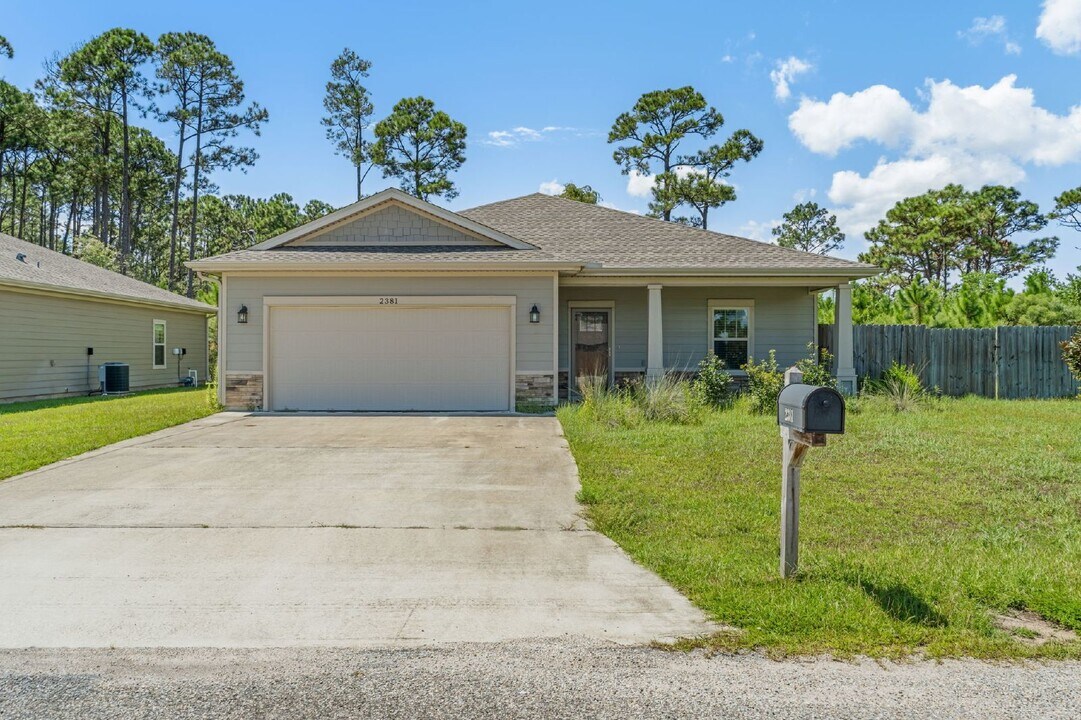 2381 Belmont Dr in Navarre, FL - Building Photo