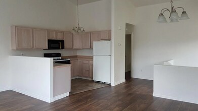 1571 Elcadore Dr in Anchorage, AK - Building Photo - Building Photo