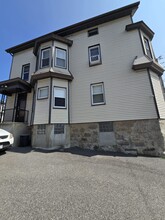 876 Middle St, Unit Third Floor in Fall River, MA - Foto de edificio - Building Photo