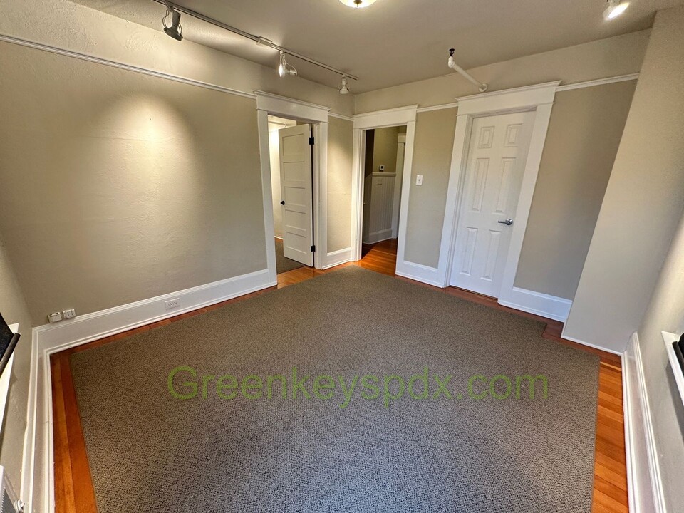 3803 SE Gladstone St in Portland, OR - Building Photo