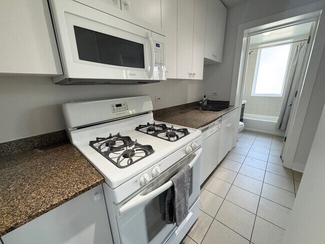 4335 W Irving Park Rd in Chicago, IL - Building Photo - Building Photo