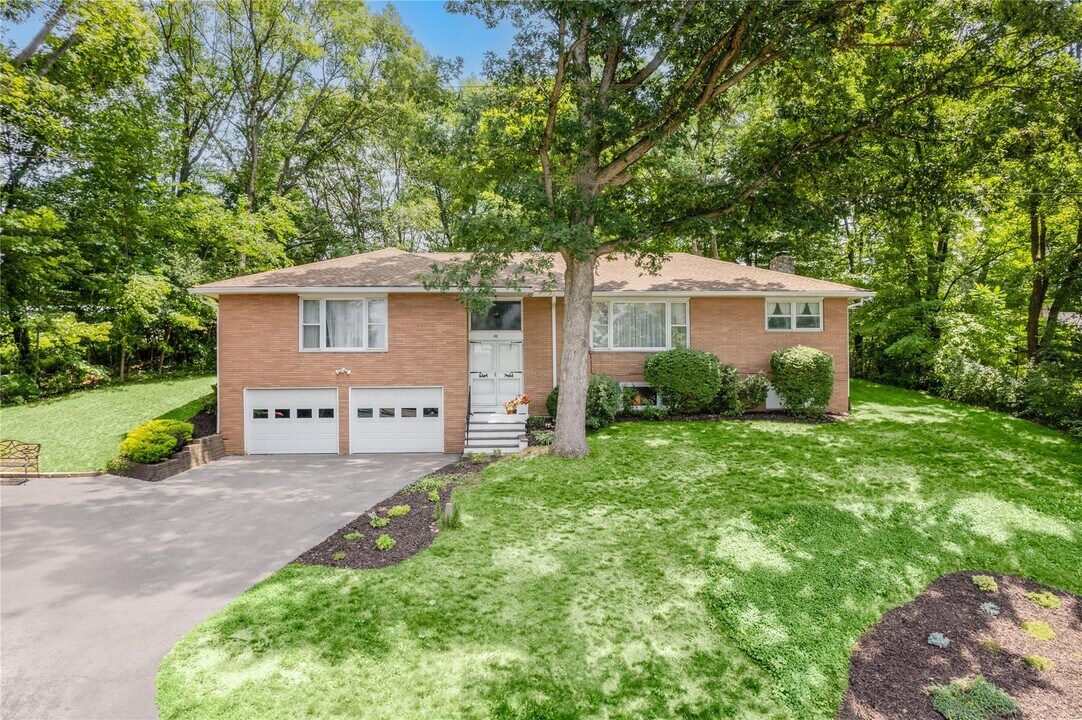 48 Martin Dr in Poughkeepsie, NY - Building Photo