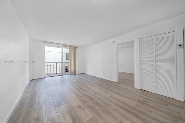 1665 Bay Rd, Unit 218 in Miami Beach, FL - Foto de edificio - Building Photo