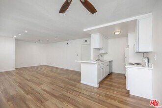 12801 Moorpark St in Los Angeles, CA - Building Photo - Building Photo