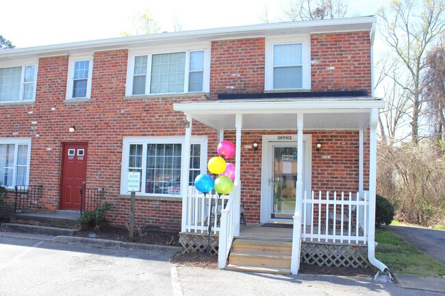 New Castle Apartments in Colonial Heights, VA - Building Photo - Building Photo