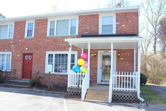 New Castle Apartments in Colonial Heights, VA - Foto de edificio - Building Photo