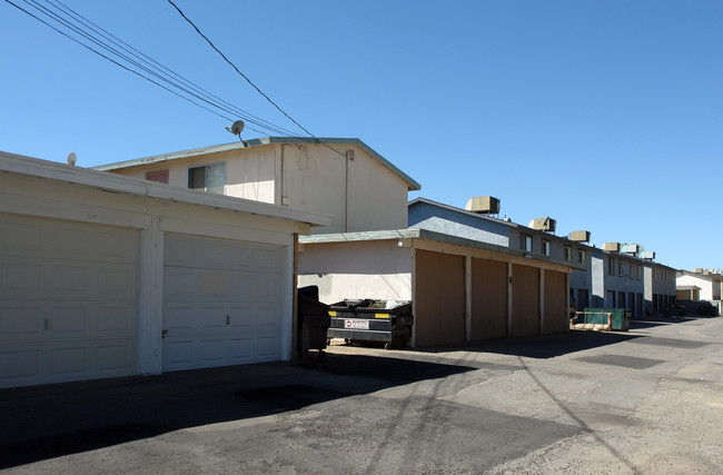 16482 Lariat Rd in Victorville, CA - Foto de edificio - Building Photo