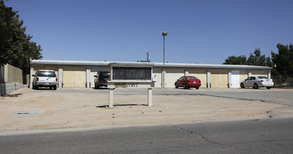 11917 A Ave in Hesperia, CA - Foto de edificio - Building Photo