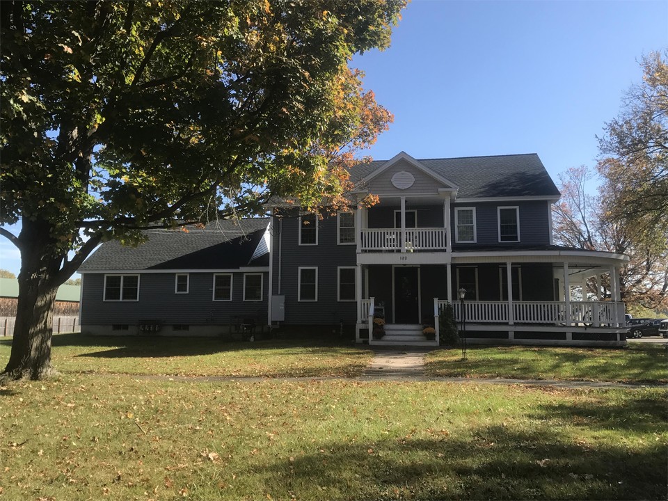 132 Middle St in Hadley, MA - Foto de edificio