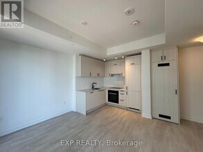 1 Quarrington Ln in North York, ON - Building Photo - Building Photo
