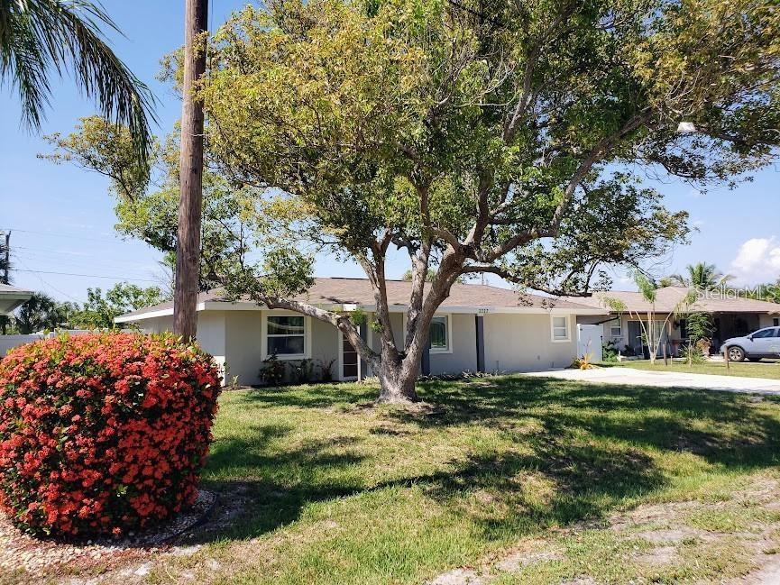 2111 Jo an Dr in Sarasota, FL - Building Photo