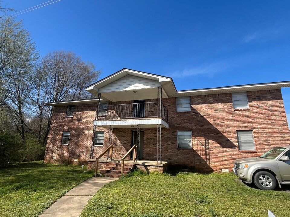 616 W J St in Russellville, AR - Building Photo