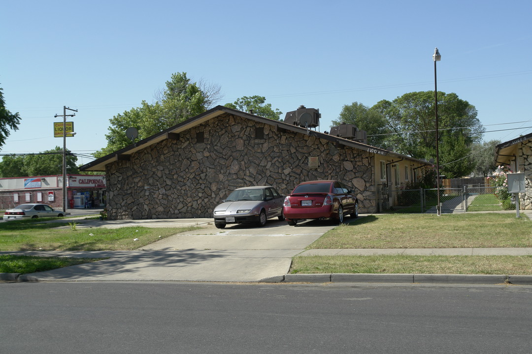 1100-1110 W 12th St in Merced, CA - Building Photo