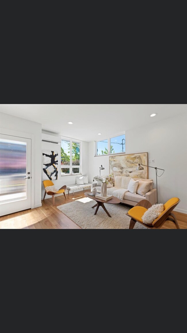3306 W Government Way in Seattle, WA - Building Photo - Building Photo