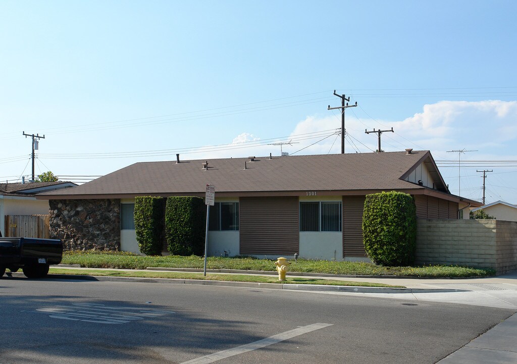 1301 Glenwood Dr in Oxnard, CA - Building Photo