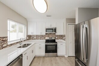 1209 Alpine Lake Dr in Brandon, FL - Foto de edificio - Building Photo