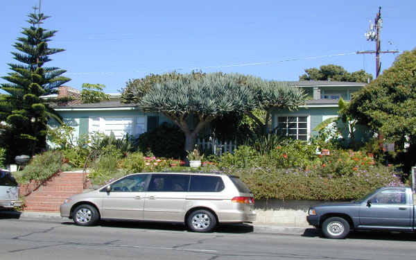 1464 Glenneyre St in Laguna Beach, CA - Foto de edificio - Building Photo