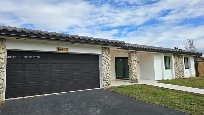 16653 Golfview Dr in Weston, FL - Building Photo - Building Photo