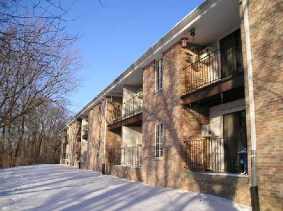 Cedar Creek Heights in Cedarburg, WI - Foto de edificio
