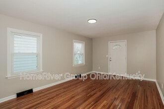 1878 Ashbrook Dr in Cincinnati, OH - Foto de edificio - Building Photo