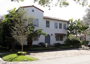 526 Catalonia Ave in Miami, FL - Building Photo