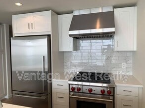 485 Groves Ave in Kelowna, BC - Building Photo - Building Photo