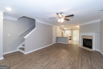 745 Crestwell Cir in Atlanta, GA - Foto de edificio - Building Photo