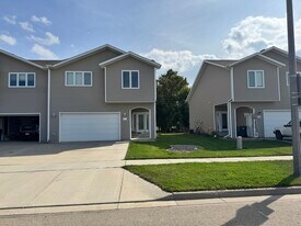 3717 McKenzie Dr SE in Mandan, ND - Building Photo