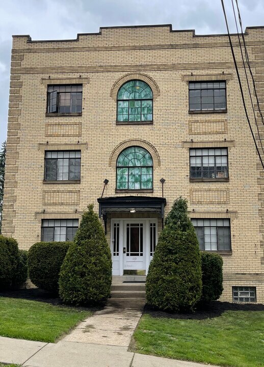 110 Newburn Dr in Pittsburgh, PA - Building Photo