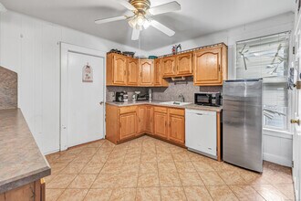 10 Huntington Ave-Unit -2nd Floor in Shelton, CT - Building Photo - Building Photo