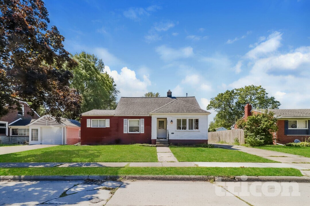 22030 Harper Lake Ave in St. Clair Shores, MI - Building Photo