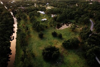 240 Snyder Dr in Venice, FL - Foto de edificio - Building Photo