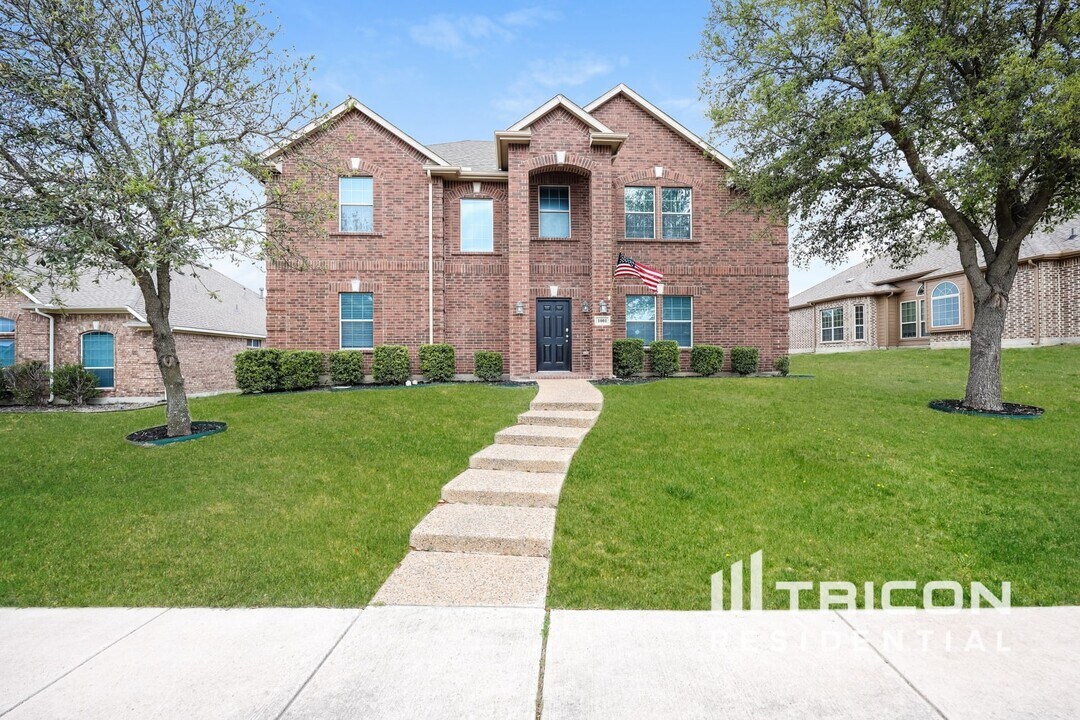1001 Trailwood Dr in Desoto, TX - Building Photo