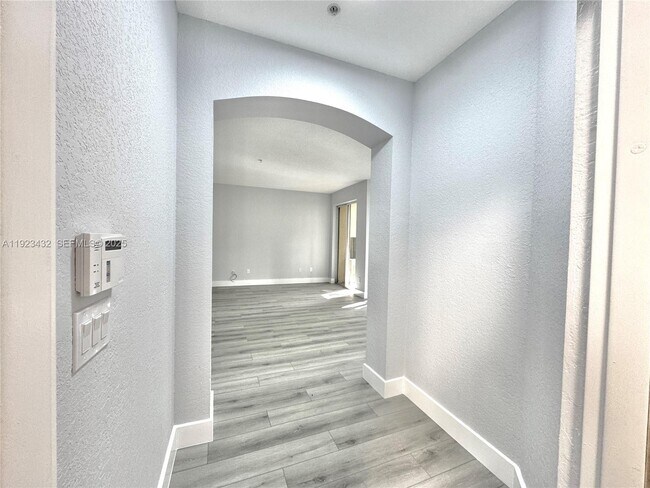 120 Jacaranda Country Club Dr in Plantation, FL - Building Photo - Building Photo