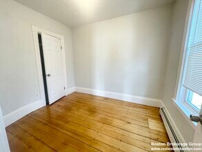 21 Howell St, Unit 2 in Boston, MA - Foto de edificio - Building Photo
