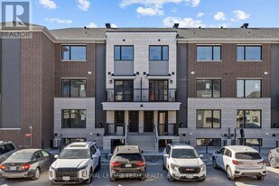 931 Creekway Private in Ottawa, ON - Building Photo