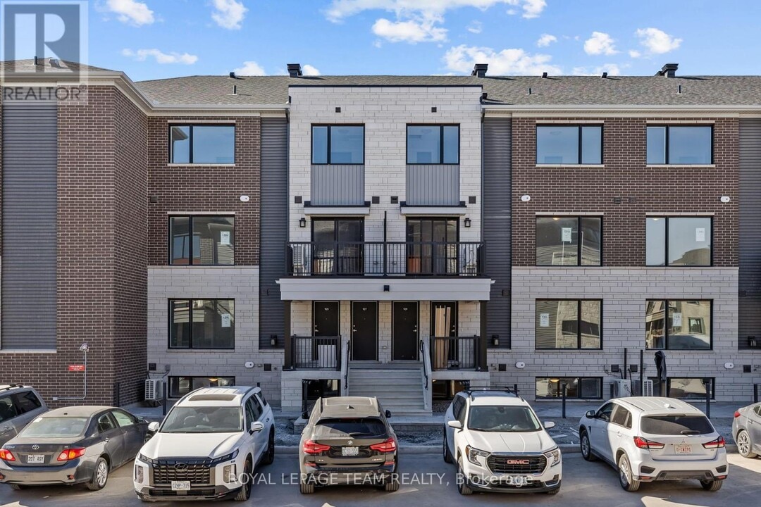 931 Creekway Private in Ottawa, ON - Building Photo