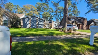1605 N Hollow Dr in Humble, TX - Building Photo
