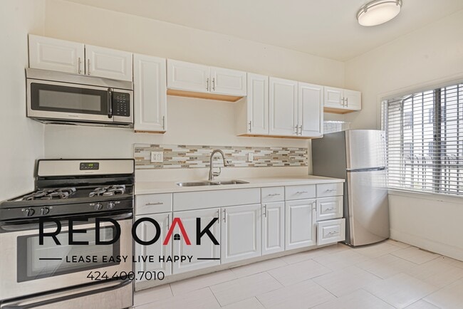 2933 W 8th St in Los Angeles, CA - Building Photo - Building Photo
