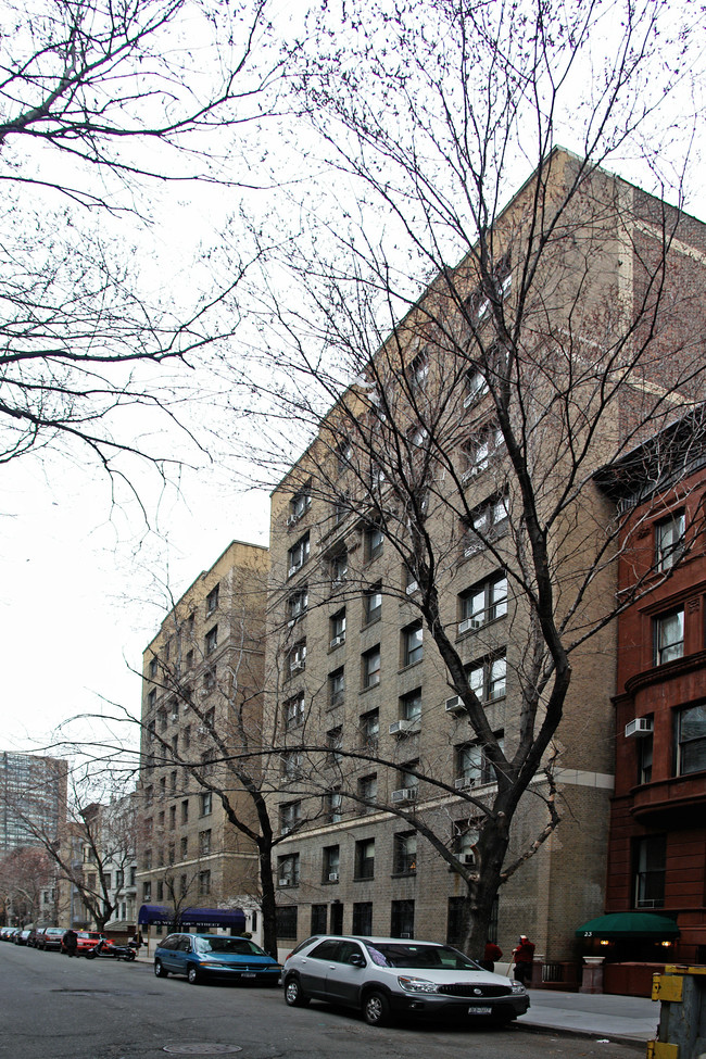 25 W 68th St in New York, NY - Building Photo - Building Photo