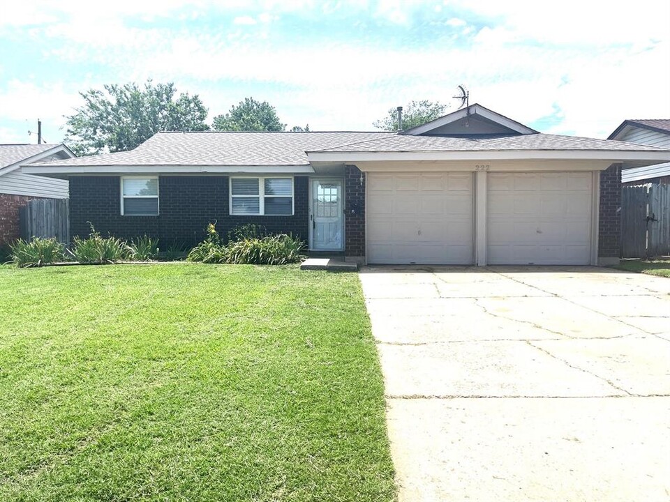 222 E Cherry Ave in Yukon, OK - Building Photo