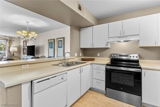 8274 Key Royal Cir in Naples, FL - Foto de edificio - Building Photo