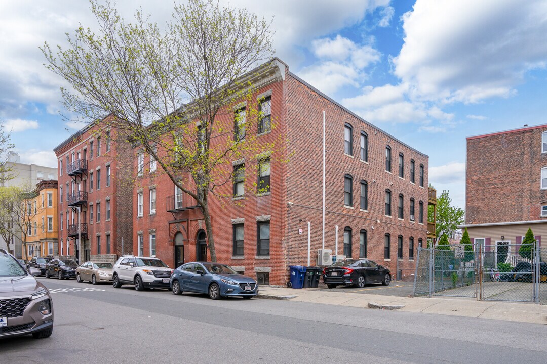 155 Cottage St in East Boston, MA - Building Photo